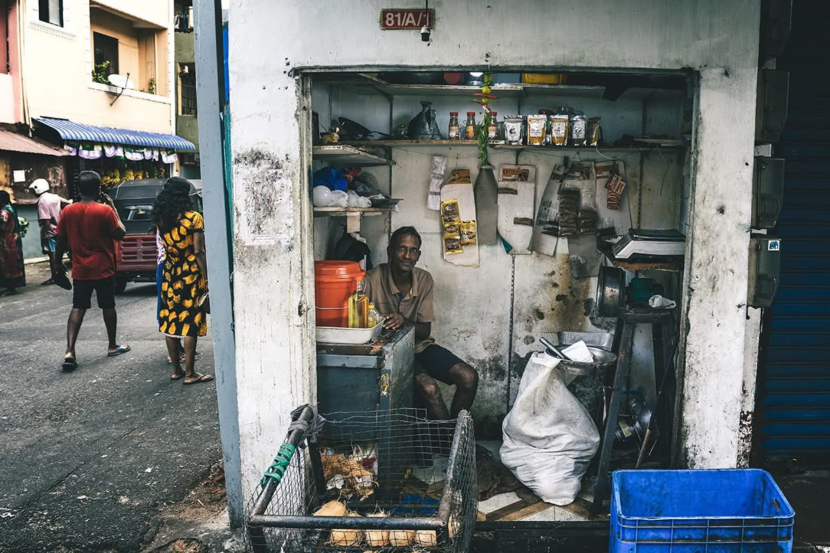 S_MorningLight's tweet photo. THE COCONUT SCRAPER
Jampettah St, Kotahena, Sep 2025. More@ https://t.co/4aKkFcL1XL
#srilankatraveller #streetphotographers #urbanexplorer #streetphotographysrilanka #travelphotographysrilanka #streetsofcolombo #urbexsrilanka https://t.co/3Re9hA8GQu