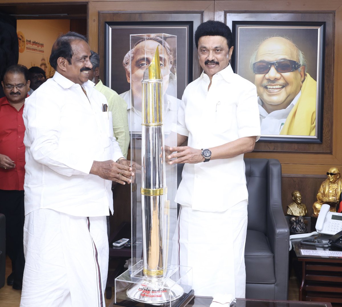 kasimuthumanick's tweet photo. வெள்ளை உள்ளம் கொண்ட தலைவனுக்கு தங்கத் தலைவன் கலைஞரின் நினைவாக https://t.co/aQtUXnoeOa