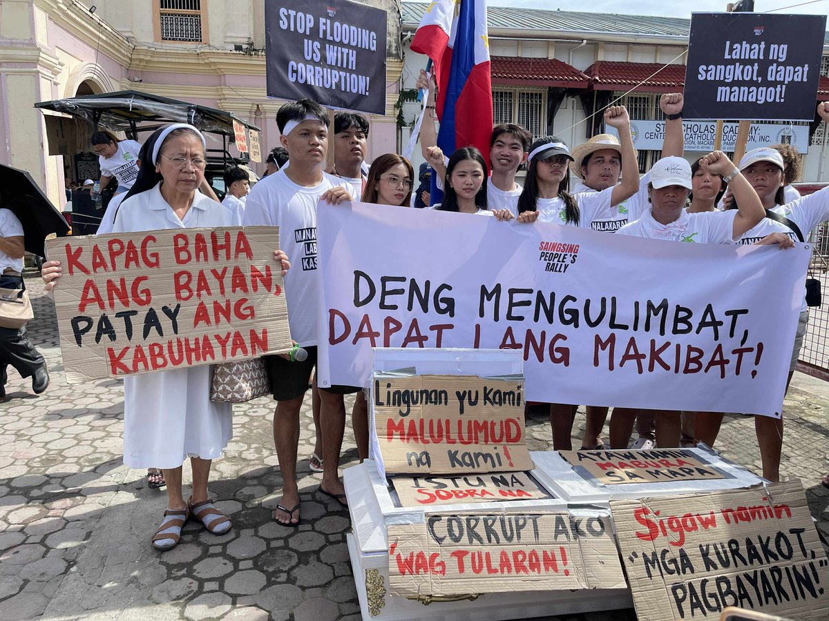 TINGNAN: Nagsagawa ng kilos-protesta ang mga residente ng Macabebe at Masantol sa Pampanga bilang pagtutol sa kurapsyon na nagaganap sa bansa.  

📷: John Riz Calata  

#dwiz #dwiznews #aliw23