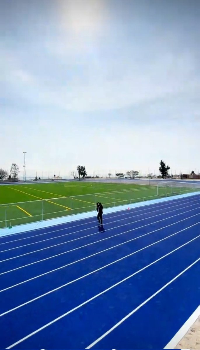 b91335's tweet photo. Hoy en la mañana fui con una amiga a la deportiva tota carbajal, me encantó mucho la pista de atletismo estuvo bien caminar un rato 😊🫶🏻 #somosepca https://t.co/xVzfuD8eTB