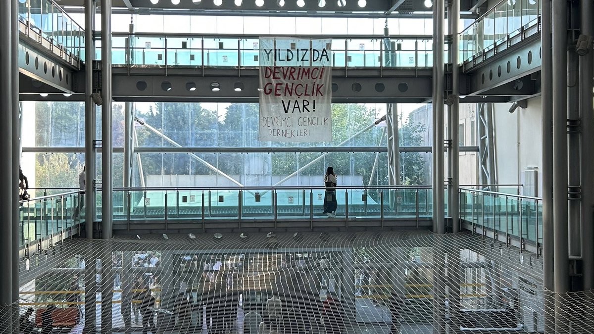 devtek_'s tweet image. 🚩 Üniversitene hoşgeldin Yıldızlı. Kampüsünde Devrimci Gençlik var. Birlikte yürüyelim.