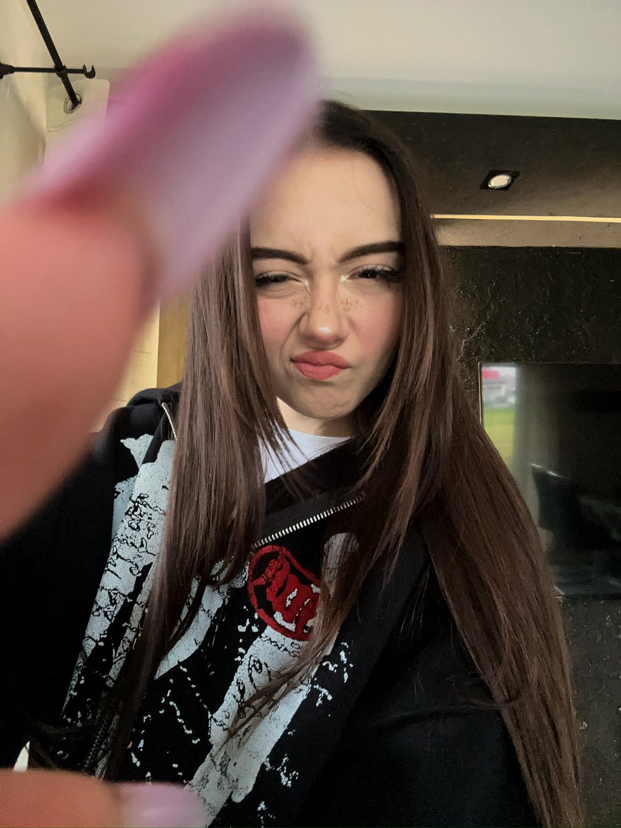 𝐌𝐞𝐥𝐚𝐏𝐮𝐬𝐭𝐞𝐥𝐧𝐢𝐤 tweet media