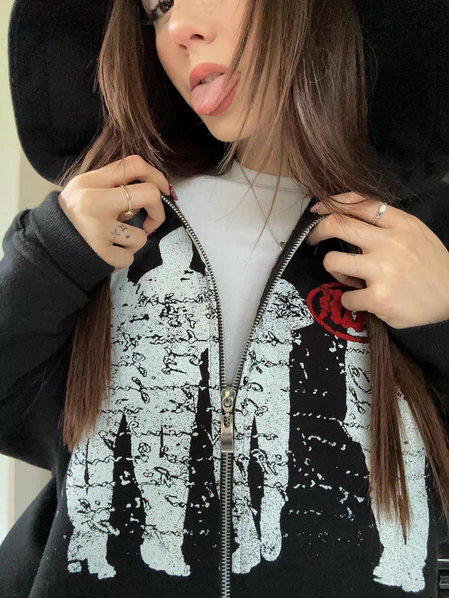 𝐌𝐞𝐥𝐚𝐏𝐮𝐬𝐭𝐞𝐥𝐧𝐢𝐤 tweet media