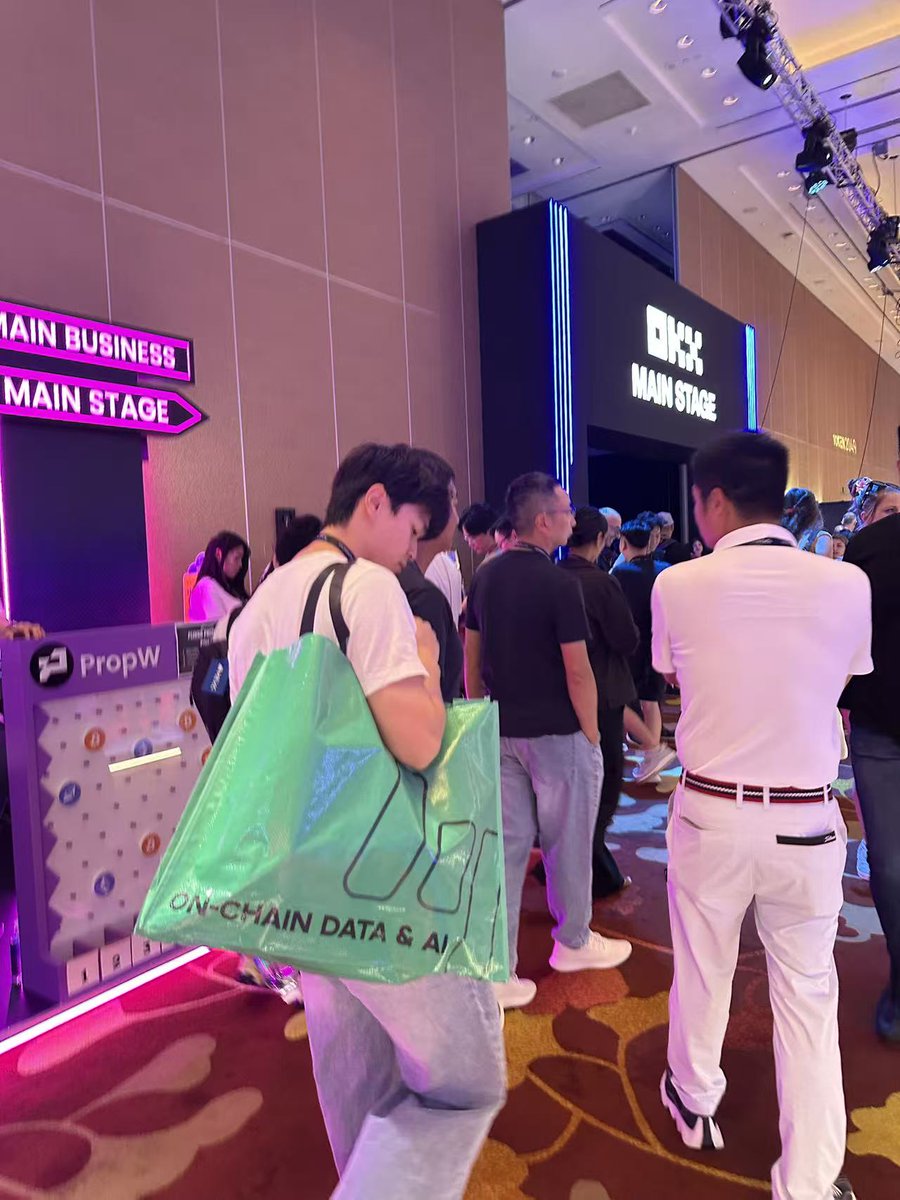 MeetHubble's tweet image. The afternoon is buzzing at #Token2049SG !
Our booth is full of curious minds exploring insights and exchanging ideas. Loving the energy so far!
💡Meet Hubble everywhere! There’s still plenty to discover today. #HubbleAI #OnChainData