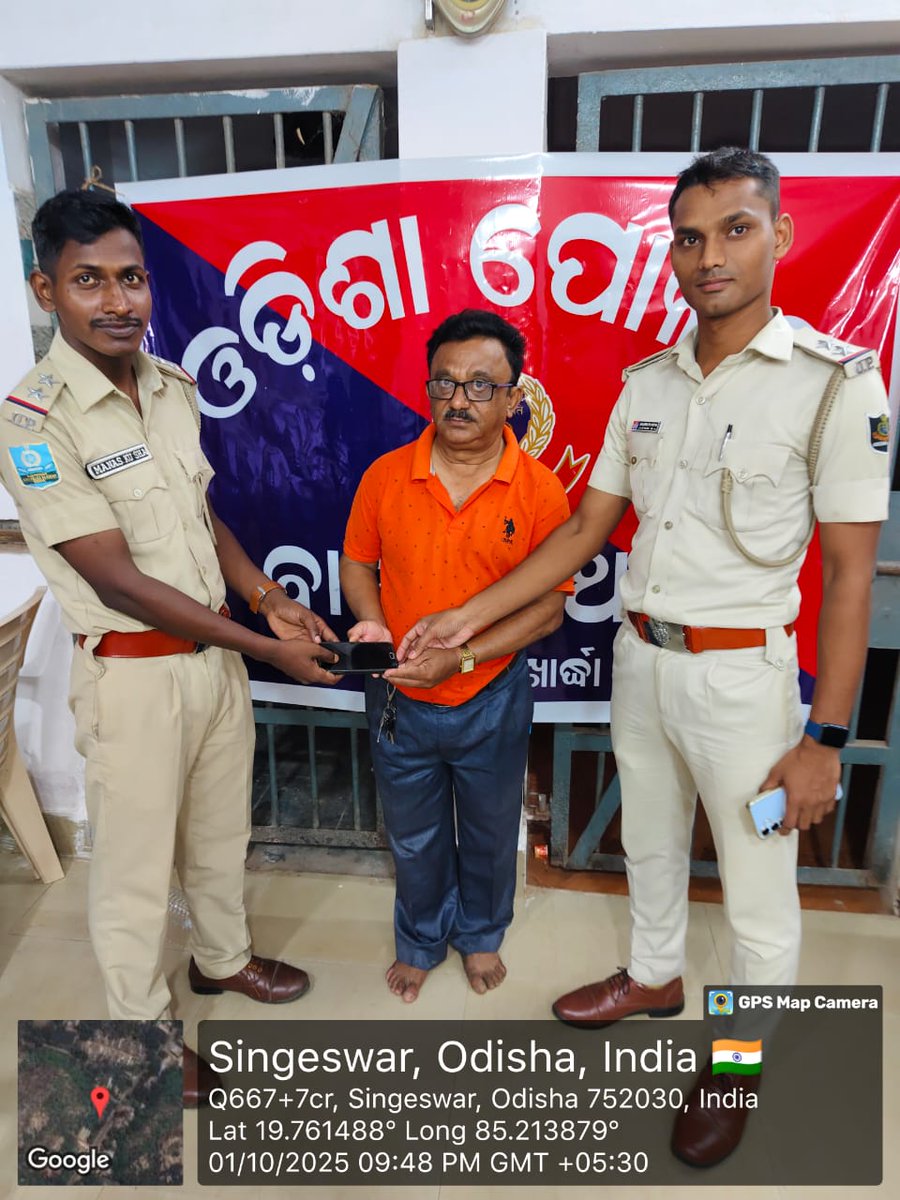 spkhordha's tweet image. 🚨𝗔𝗽𝗽𝗿𝗲𝗰𝗶𝗮𝘁𝗶𝗼𝗻 𝗳𝗼𝗿 𝗞𝗵𝗼𝗿𝗱𝗵𝗮 𝗕𝗮𝗹𝘂𝗴𝗮𝗼𝗻 𝗣𝗼𝗹𝗶𝗰𝗲!
Balugaon Police successfully recovered a lost mobile and returned it to its rightful owner.
Service that strengthens faith!

#KhordhaPolice #SwiftAction