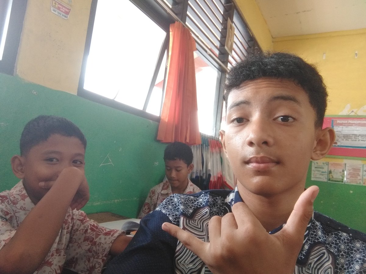 Kamuuu lagii apaa? kalo akuh lagi main hp di kelass 😀
<a href="/Maira_JKT48/">Humaira Ramadhani</a>