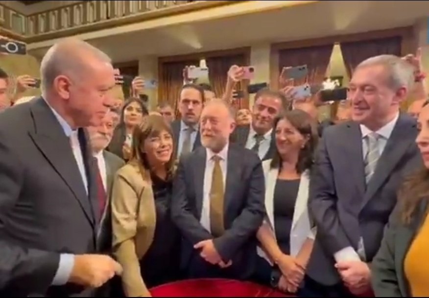 ziyapir's tweet photo. Dün DEM Parti eşbaşkanları ve milletvekilleri Cumhurbaşkanı Erdoğan’la tokalaştı, sohbet etti. Bu kareye bakıp “muhalefet böyle olmaz” diyenler oldu. Oysa bu eleştiriler, siyaseti dar bir muhalefetçilik anlayışına hapsetmekten öteye gitmiyor. 

DEM Parti’nin tarihsel misyonu yalnızca iktidarı eleştirmek değildir. DEM’in öncelikli görevi;
▪ Kürt meselesinde çözüm zemini yaratmak
▪ Baskılar altındaki halka nefes aldırmak
▪ Siyasi tutsakların özgürlüğünü sağlamak
▪ Dağdan ovaya inişleri mümkün kılmak
▪ Çatışma ve ölümleri durdurmaktır. 

Bu hedeflerin hiçbiri sadece bağırarak, protesto ederek ya da yalnızca kürsüden konuşarak gerçekleşmez. Çözümün yolu diyalogdan, müzakereden, muhatapla doğrudan konuşmaktan geçer. Tarih, siyasal sorunların ancak diyalogla çözülebildiğini göstermiştir. 

Dolayısıyla DEM Partililerin Cumhurbaşkanı ile tokalaşması, bir “geri adım” değil; bilakis, siyasetin asli doğasına uygun bir davranıştır. Siyaset, kapıları kapatmak değil, kapıları aralamaktır. Karşılıklı konuşarak çözüm üretilir! 

Siyaset, “nokta koyma” sanatı değildir. Nokta, bitiştir. Siyaset “virgül” koyma sanatıdır. Virgül nefes aldırır, devam imkânı verir, yeni cümlelere, yeni hamlelere alan açar. DEM Parti’nin dünkü tokalaşması bir virgüldü: Devamın mümkün olduğunu gösteren bir virgül. 

Kimi zaman siyasal jestler, sözlerden daha gür konuşur. O tokalaşma görüntüsü, birkaç saniyelik bir sahne olmanın ötesinde, şunu fısıldadı: “Kapılar yeniden açıldı. Konuşmak, müzakere etmek, çözüm aramak artık mümkün.” 

Türkiye’nin ihtiyacı duvarları kalınlaştırmak değil, köprüleri güçlendirmektir. DEM’in yaptığı, bir duvarı yıkıp bir köprüyü ayakta tutma iradesidir. Çünkü Kürt sorununun çözümü de, toplumsal barışın inşası da, sadece diyalogla ilerler. 

Unutmayalım: Barış için atılan hiçbir adım yanlış değildir, küçük hiç değildir. Her adım, geleceğe bırakılan bir işarettir. DEM Parti’nin dünkü adımı, halkına karşı sorumluluğunun, siyasete karşı inancının ve barışa olan ısrarının ifadesiydi. 

O yüzden mesele bir tokalaşma, bir gülümseme değil. Mesele, o tokalaşmanın ardında saklı olan siyasal akıl ve tarihsel iradedir. Ve DEM Parti dün, bu akılla, bir kez daha siyasete virgül koydu. Nokta değil. Virgül.