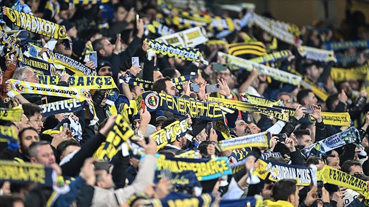 cemalklncc33's tweet image. Günaydınnn 💛💙 Akşam büyük gün! Hazır mısınız Fenerbahçeliler? Biz bu aşkı ölene dek yaşıyoruz… 💛💙 #FENERBAHÇE