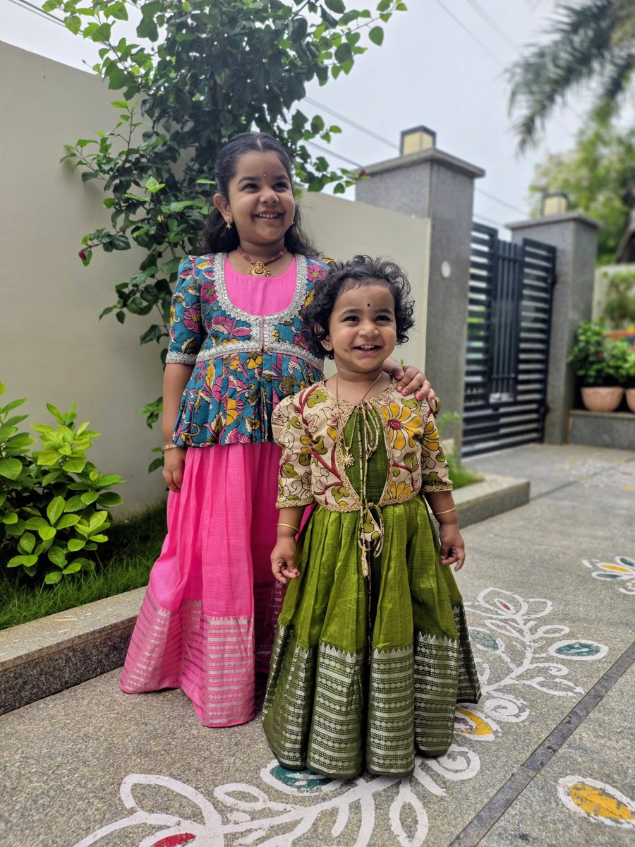 BhargvTeja's tweet photo. విజయదశమి శుభాకాంక్షలు. Festive vibes with the little ones in #Mangalagiri weaves! 🌸 ✨ #HappyDussehra https://t.co/8qzrXiAxFm