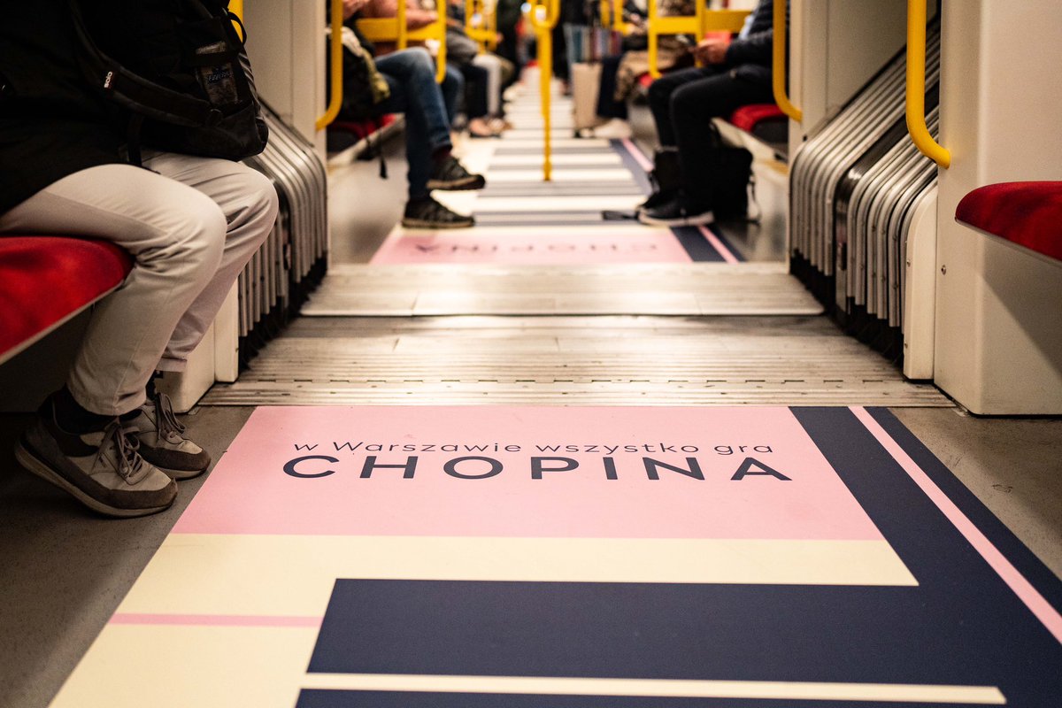 Le XIX Concours International Fryderyk Chopin débute aujourd’hui. Métro de Varsovie <a href="/WTP_Warszawa/">WTP Warszawa</a> le rappelle par le dessin de sa voiture <a href="/ChopinFryderyk/">Fryderyk Chopin</a>