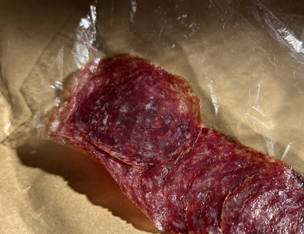 #白貂今天吃什么 和牛萨拉米香肠，加了红酒和牛肝菌粉腌制，有接近卡蒙贝尔奶酪的复合香气，很好吃、很独特。纯美国产也能十分sophisticated