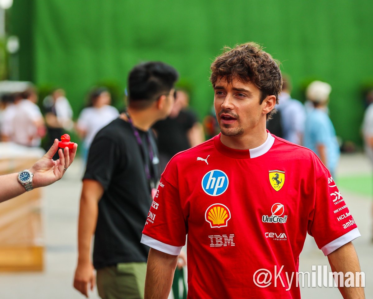 KymIllman's tweet image. CHARLES OFFERED A DUCK

On arrival this morning, Ferrari driver Charles Leclerc was handed a red duck by one of the social media crews here - and he gladly accepted it.

#formula1 #f1 #f1content #SingaporeGP #Ferrari #CharlesLeclerc