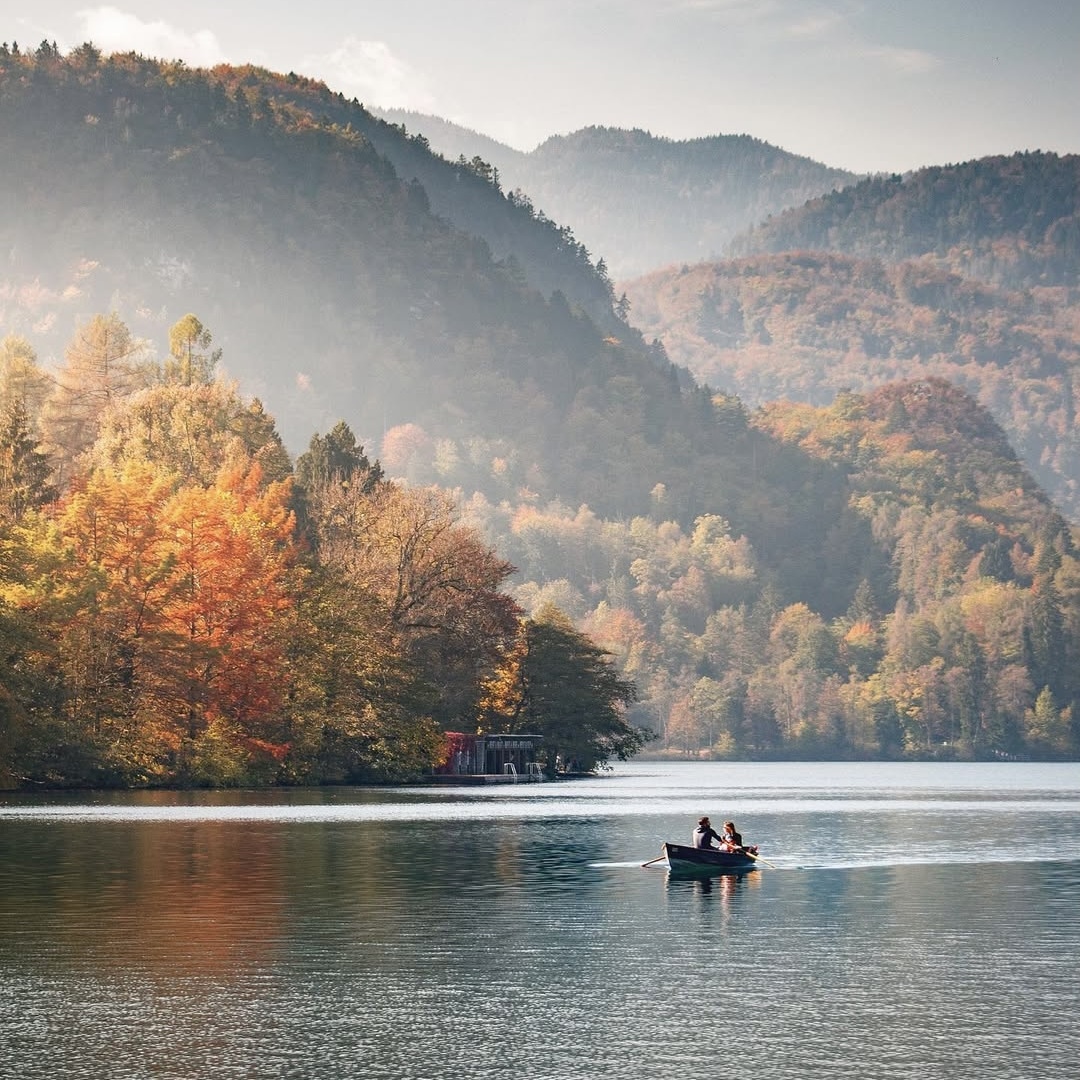 🇸🇮 Magnifique vue sur le Lac Bled, Slovénie ! Bonne journée à tous ! 🍀

📸 Hegyi Benjamin