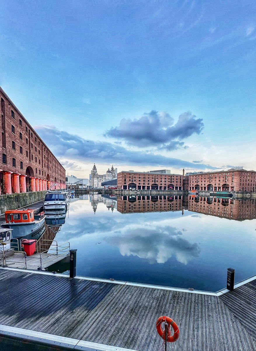 IanGee19's tweet image. I #Reflected on today’s theme and wondered whether to use a reflection or a #Cloud so decided, on reflection to go two for the price of one. A reflection of Royal Albert Dock in Liverpool that included a cloud. #DailyPictureTheme On reflection my judgement may have been clouded