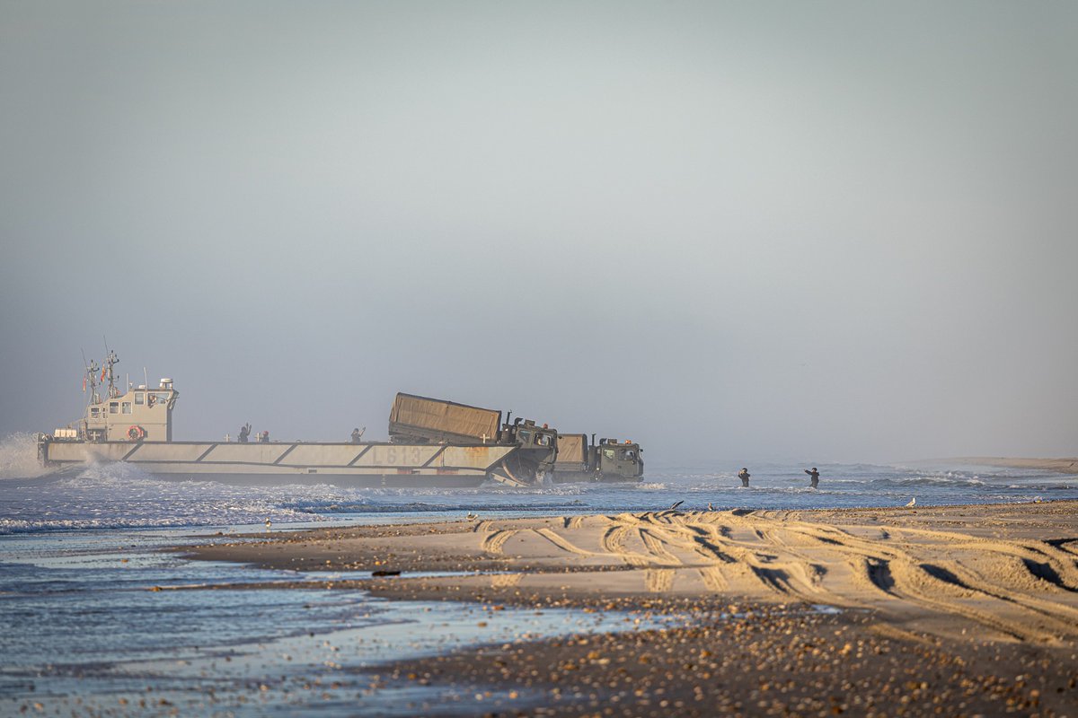Defensagob's tweet image. 🌊 El Grupo de Combate 'Dédalo' @Armada_esp  está finalizando en EE.UU su participación en el ejercicio multinacional #UNITAS .

🤝 Operaciones anfibias, maniobras de transferencia de carga entre buques y reembarque con @USMC son algunas de las labores realizadas.
