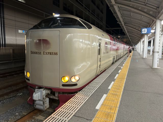 senro_rk's tweet photo. 徳島に行ってきました。DMVに乗るために。バスとディーゼルカーを併せ持つ車両。鉄道界のキワモノですが、乗ってみるとなかなか楽しいです。賛否はあれど、これがなければ、無策の廃線が待つのみでしょう。頑張って欲しい。帰路はサンライズの旅を楽しみました。 https://t.co/zCENQoe7iO