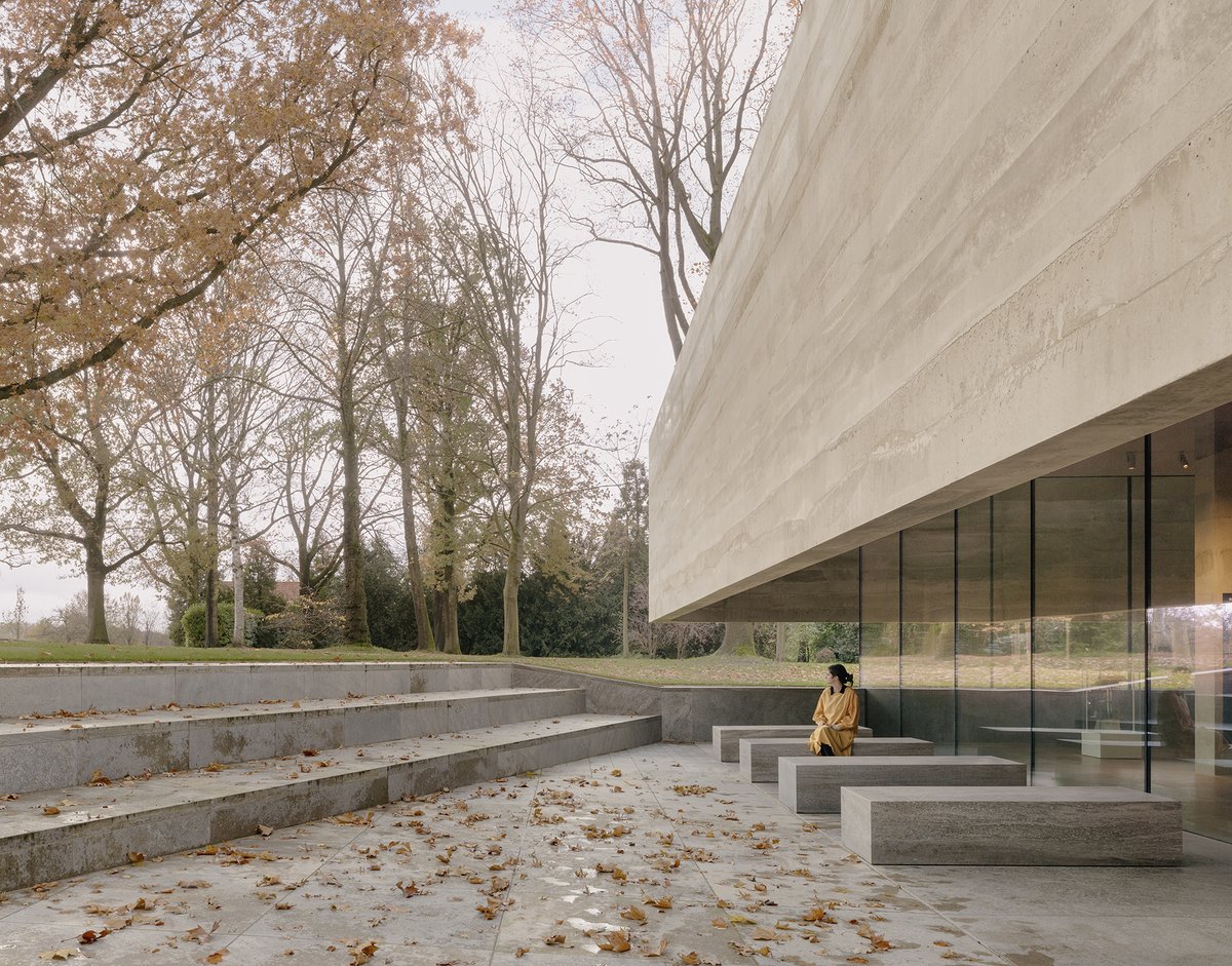 Architizer's tweet image. A sunken square plan supports a hovering fascia, framing an auditorium and exhibitions that tell the personal stories of WWII sacrifice.
📍Margraten, Netherlands
Project by: KAAN Architecten
Details: hubs.la/Q03LS6nC0