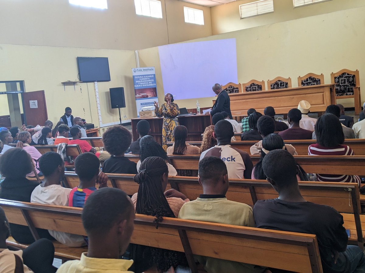 Urubyiruko rwo mu karere ka <a href="/RubavuDistrict/">Rubavu District</a> ruturuka mu mirenge igiye  itandukanye by'umwihariko ikora kumupaka  ruri kwitabira amahugurwa  ya #Alternativeuniversity rwasuye urukiko rwisumbuye rwa Rubavu iyi gahunda yitabiriwe n'abunzi   n'inshuti n'umuryango n'urundi rubyiruko