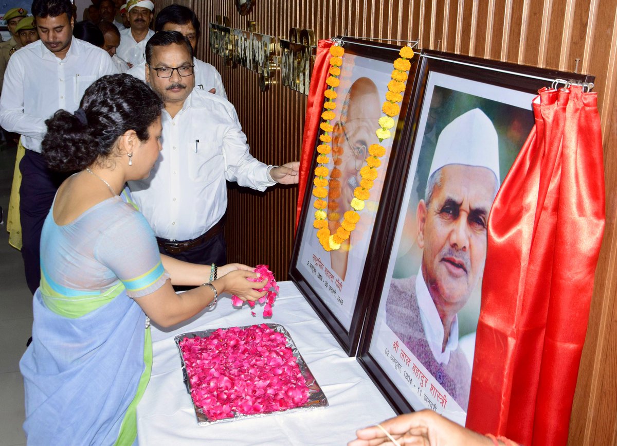 DMKheri's tweet photo. जिलेभर में राष्ट्रपिता महात्मा गांधी व भारत रत्न पूर्व पीएम लाल बहादुर शास्त्री जी की जयंती हर्षोल्लास से मनाई गई। DM दुर्गा शक्ति नागपाल उनके चित्र व प्रतिमा पर पुष्प अर्पित कर नमन किया तथा अटल सभागार में स्वतंत्रता संग्राम सेनानी आश्रितों को सम्मानित किया।  @CMOfficeUP https://t.co/HE5SryDWwX