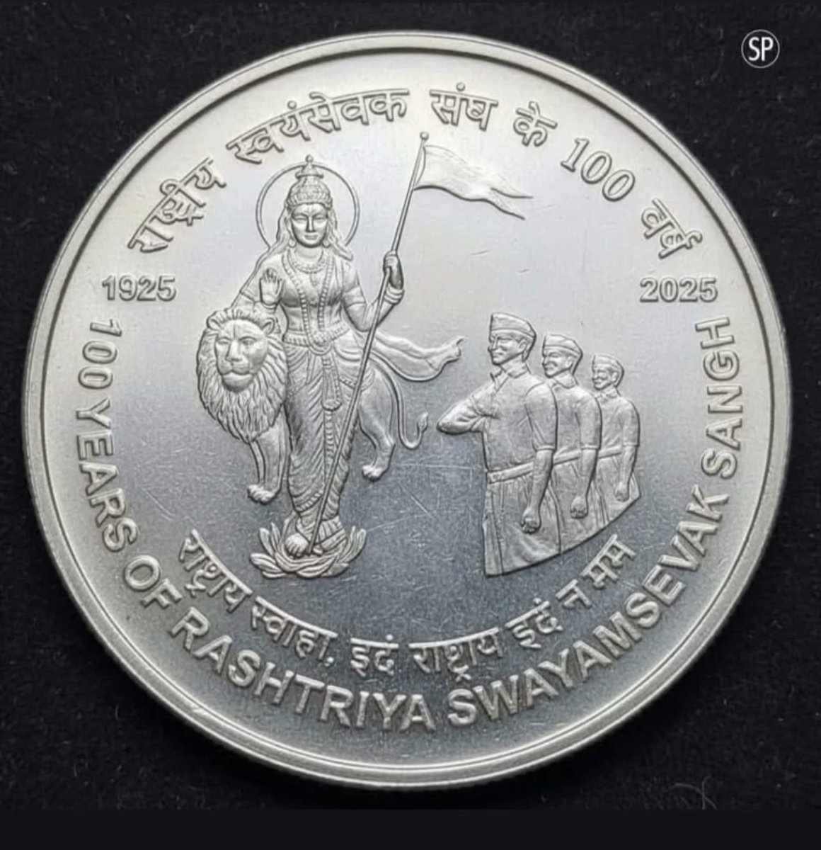 akashg74's tweet photo. कितने गौरव के क्षण हैं , आज जब मा. प्रधानमंत्री जी ने भारत माँ, परम पवित्र भगवा ध्वज को प्रणाम करते हुए स्वयंसेवकों का सचित्र सिक्का लांच किया है ! 
सभी स्वयंसेवकों को संघ के शताब्दी वर्ष की शुभकामनाएँ एवं बधाई ! 
@narendramodi @RSSorg @Ramlal @SudhanshuBJP 
#100YearsOfRSS https://t.co/o4udgb3D8g