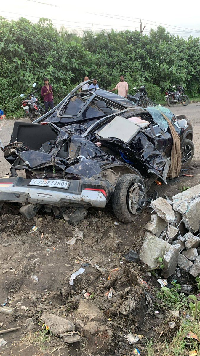 UmangMsadhu's tweet image. A Lady driver crashed Kia Sonet on Trailer at Surat - Palsana Highway.
Airbags deployed on time, no one hurt, though car has been destroyed entirely in this accident.
#Surat #Sonet #roadsafety