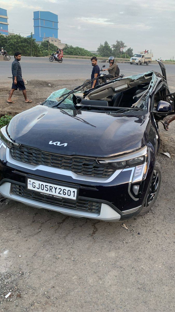 UmangMsadhu's tweet image. A Lady driver crashed Kia Sonet on Trailer at Surat - Palsana Highway.
Airbags deployed on time, no one hurt, though car has been destroyed entirely in this accident.
#Surat #Sonet #roadsafety