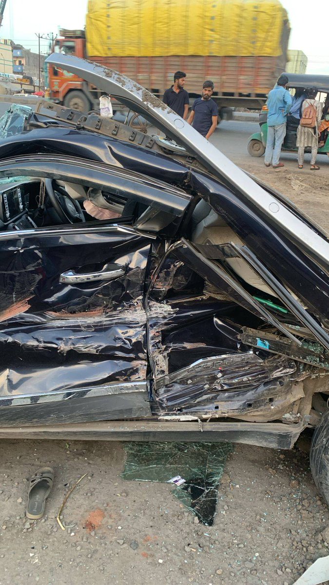 UmangMsadhu's tweet image. A Lady driver crashed Kia Sonet on Trailer at Surat - Palsana Highway.
Airbags deployed on time, no one hurt, though car has been destroyed entirely in this accident.
#Surat #Sonet #roadsafety