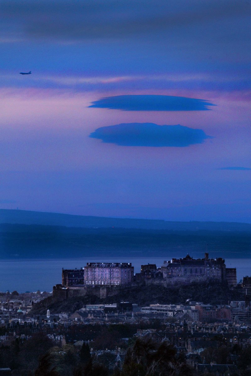 NeilThin's tweet image. One lenticular #cloud looks like a #reflection of the other.