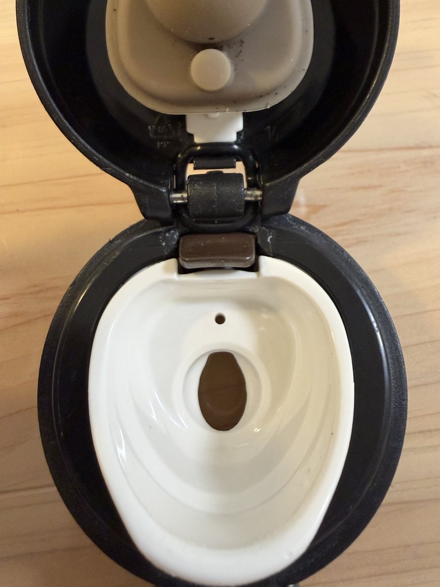 r_kov_ayac's tweet photo. 子供のサーモスの水筒のOリングが切れて蓋が自動的に開かなくなったので修理

子供→新しい水筒買って！
かみさん→880円で蓋だけ売ってるからそれを買おうよ
俺→Oリングだけ買えばええやろ https://t.co/cE6TSflgVy