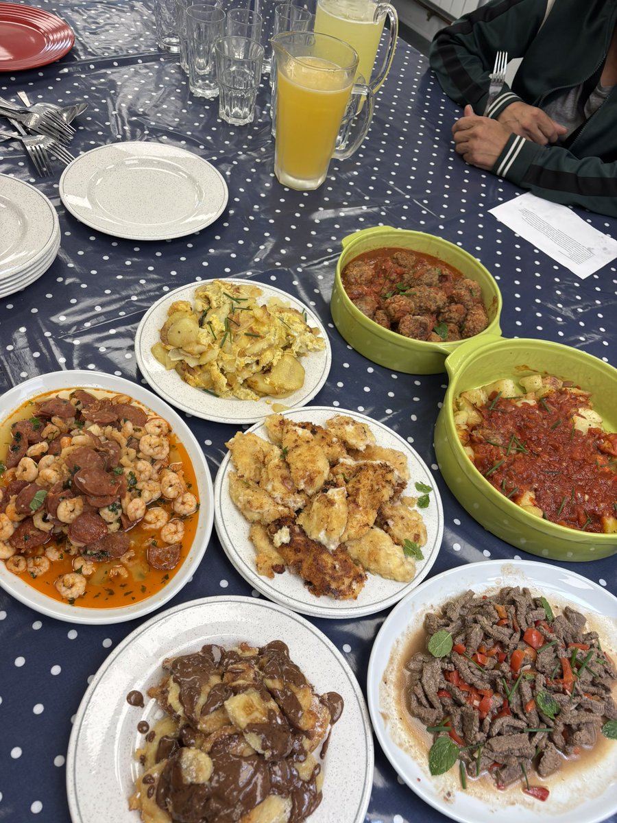 fascinatingfood's tweet image. Tapas yesterday with our clients. chorizo, patatas bravas, tortilla, croquetas, marinated beef strips, churros with chocolate sauce…..washed down with homemade lemonade. 

Follow food_is_fascinating on Instagram for much more
#ferryprojectcookeryschool
#cookeryschool
#tapas