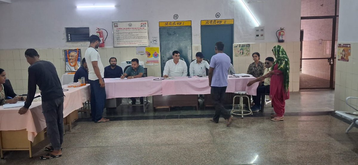 आज CHC टिकरी, ब्लॉक बिनौली पर "स्वस्थ नारी सशक्त परिवार अभियान" के अंतर्गत स्वास्थ्य मेले का शुभारम्भ मा0 श्री उपेंद्र राठी (चेयरमैन नगर पंचायत टिकरी) द्वारा  फीता काटकर किया गया. मेले में महिलाओ एवं बच्चों की चिकित्सकों द्वारा उपचार एवं जाँच की गई।
#SwasthNariSashaktParivar