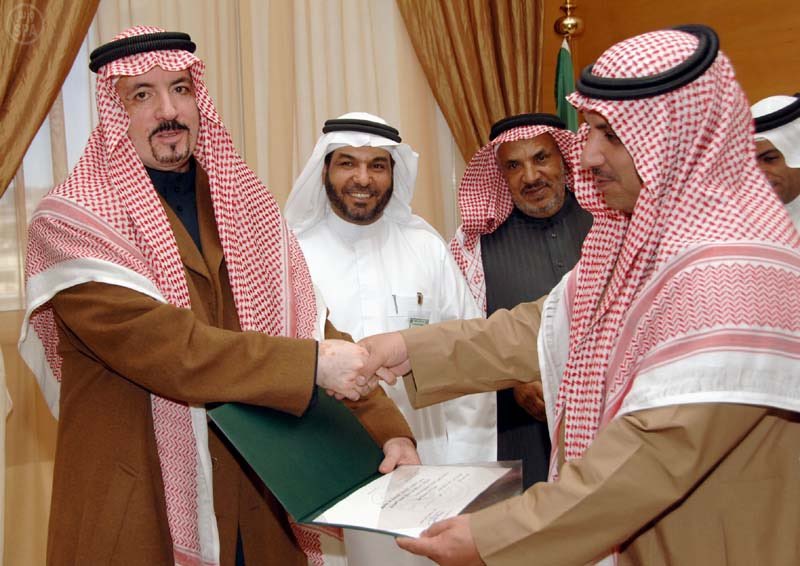 اللهم ارحم عبدك أحمد بن منيف المنيفي،
رجل الكرم والأخلاق والتواضع،
نلت ثقة الأمراء والمسؤولين أيام منصبك،
كسبت محبة الناس،
وقفت مع كل محتاج وصلك خبره،
كنت حريصًا على القرب من الناس وزملائك،
ووفيًا مع الجميع.
أسأل الله رب العرش العظيم أن يغفر لك يا أبا سطام،
ويلهم أسرتك وأبناءك