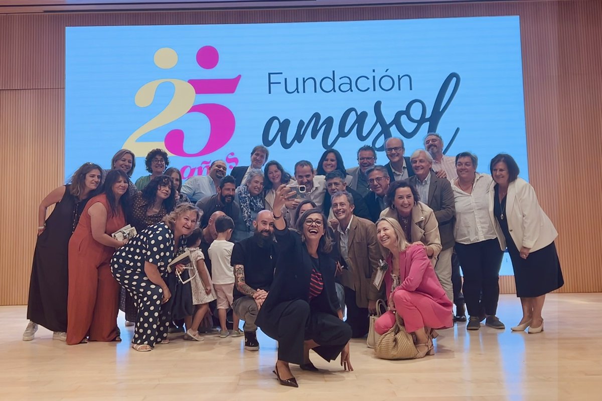 🎂 ¡AMASOL cumple 25 años! En Aragón hay 50.000 familias monoparentales (el 83% lideradas por mujeres 💜). Ayer en Zaragoza celebramos un acto lleno de emoción, comunidad y fuerza. ¡Por otros 25 años de apoyo y cariño! 🎉 #AMASOL #25años #enganches