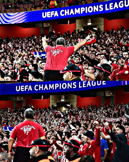 8Patras's tweet image. Κόκκινοι ΛΕΒΕΝΤΕΣ κοίταξαν στα μάτια την υποψήφια πρωταθλήτρια Ευρώπης στο Λονδίνο! Ατελείωτο πάρτι από 4.500 ερυθρόλευκο λαό που ειδικά μετά το '75 έκανε το Χάιμπουρι να ΠΑΡΑΜΙΛΑΕΙ κ να ΣΩΠΑΣΕΙ με την ιαχή ''βάλε ένα γκολ να τα γαμήσουμε σου λέω''! Συνεχίζουμε! #OlympiacosFC🦁🦁