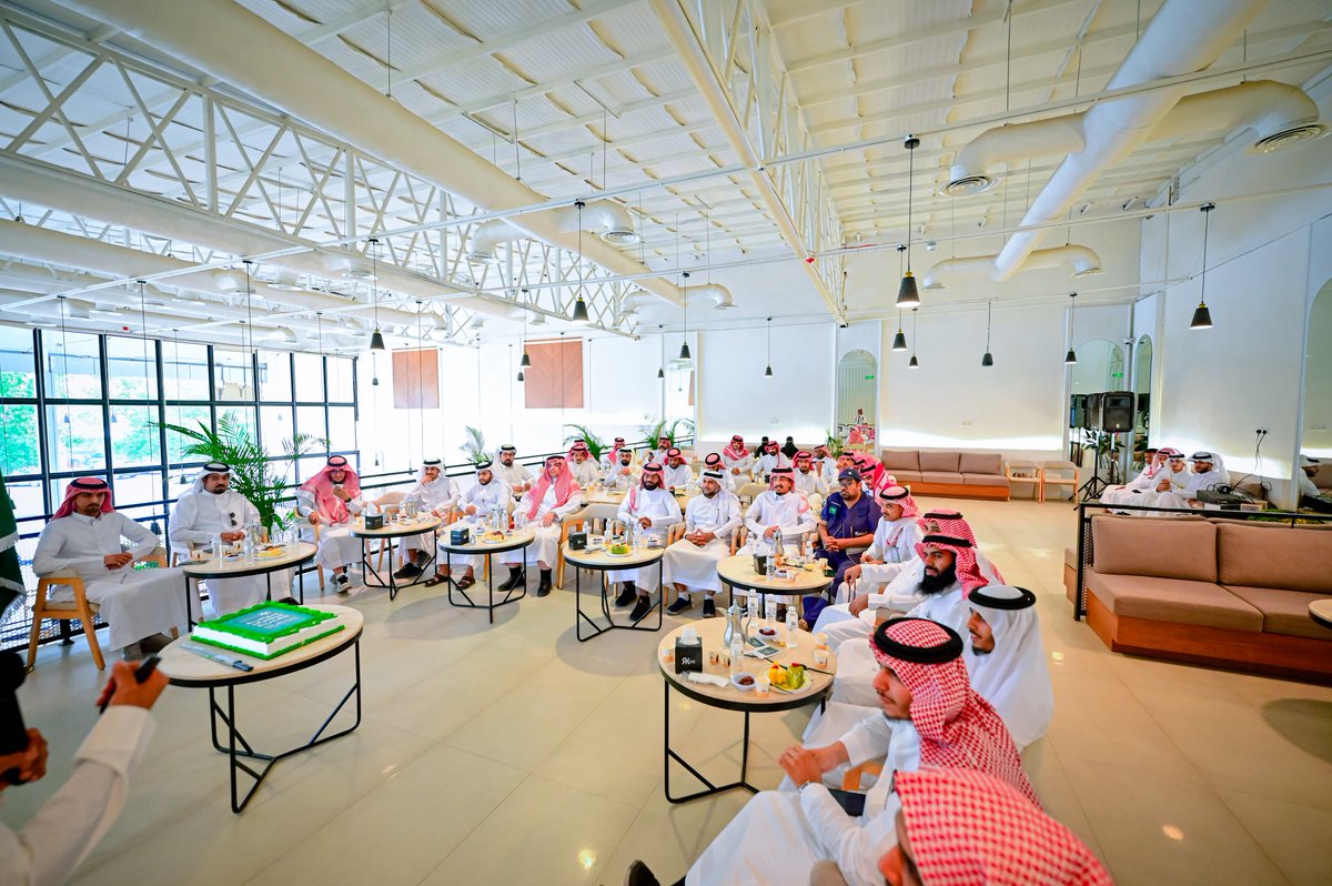 بحضور الرئيس التنفيذي لمجلس الجمعيات الأهلية بمنطقة #تجران الأستاذ/ مهدي الكستبان ؛ أقام المجلس يوم أمس الأربعاء اللقاء الأول لـ (ديوانية الجمعيات الأهلية) في مقهى روشان آند كافيه بالتزامن مع #اليوم_الوطني_السعودي_95 وبحضور عدد من منسوبي جمعيات المنطقة.