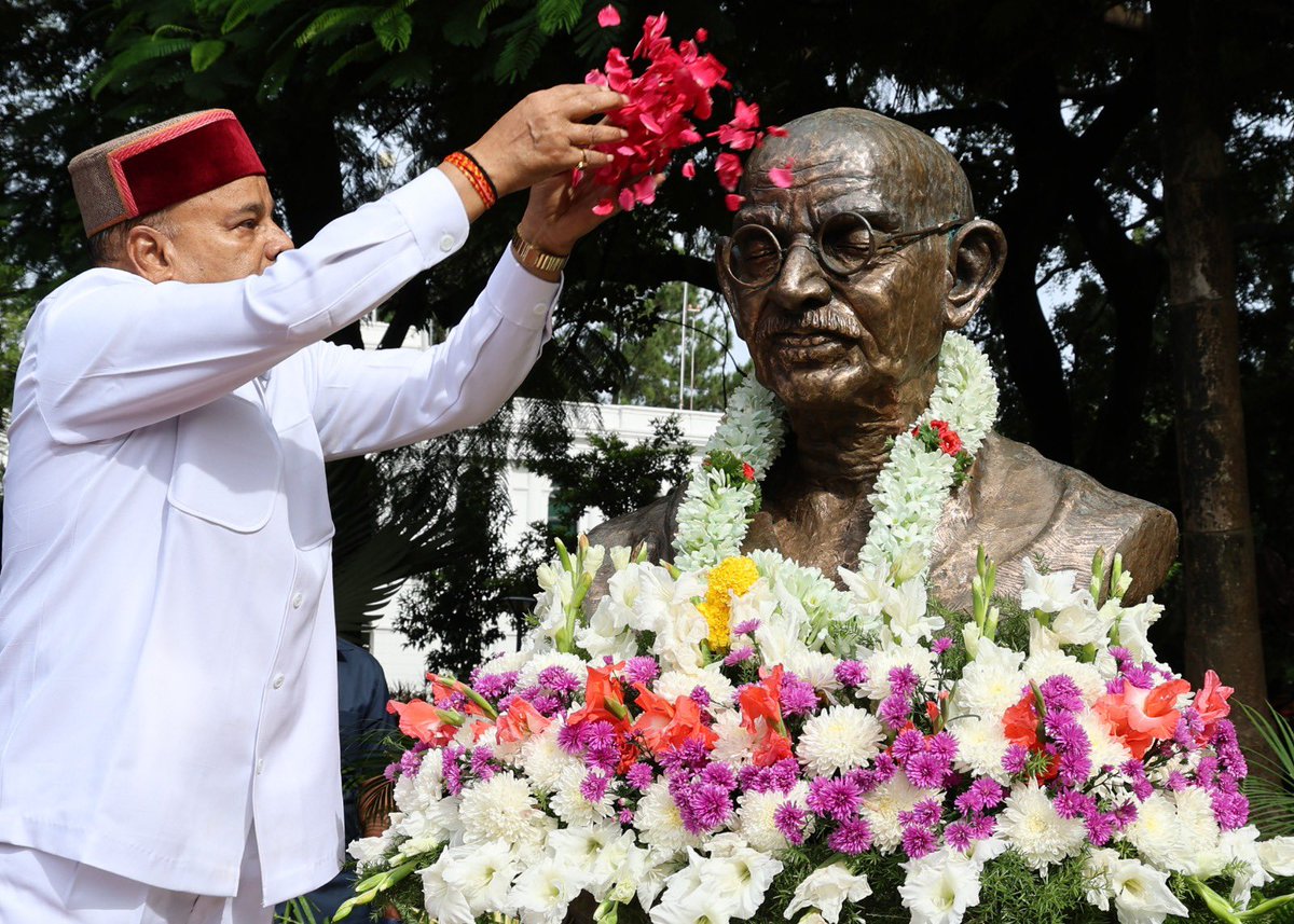 On the occasion of Mahatma Gandhi Jayanti, Hon'ble Governor Thaawarchand Gehlot, paid a solemn tribute to the Father of the Nation. 

In a moving ceremony held at Raj Bhavan, Governor garlanded the statue of Mahatma Gandhi, laid flowers &amp; offered his heartfelt homage.