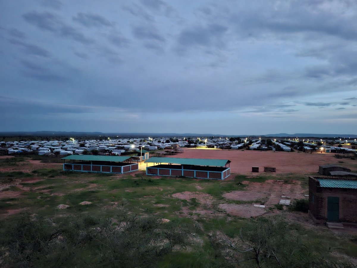 UnhcrTchad's tweet photo. Lumière et espoir sur le site aménagé des réfugiés de Farchana (province du Ouaddaï). @UnhcrTchad installe 200 lampadaires solaires pour sécuriser et dynamiser la vie nocturne sur ce site. https://t.co/QFUikVaD0O