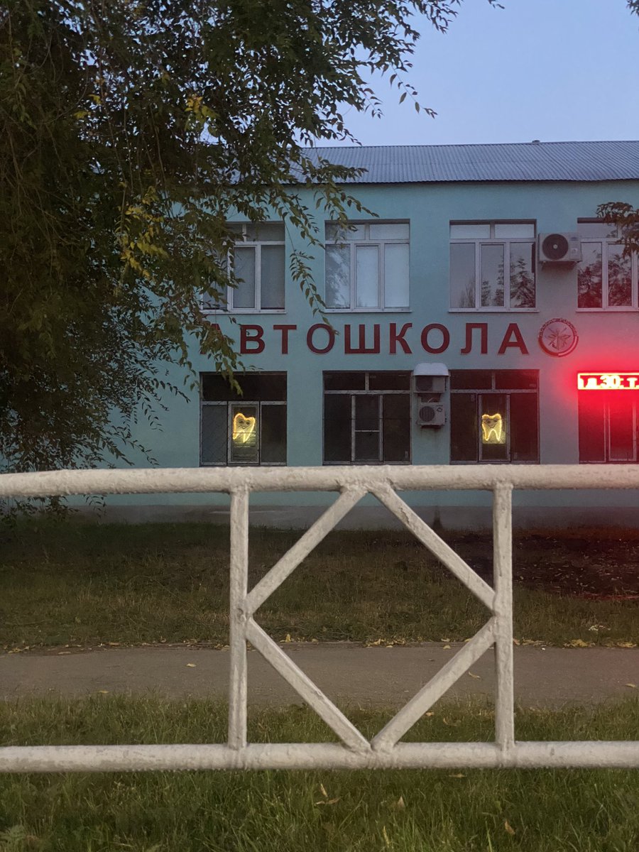 Пытаюсь понять посыл сего креатива. 
Машина стоит как зубы или зубы стоят как машина?