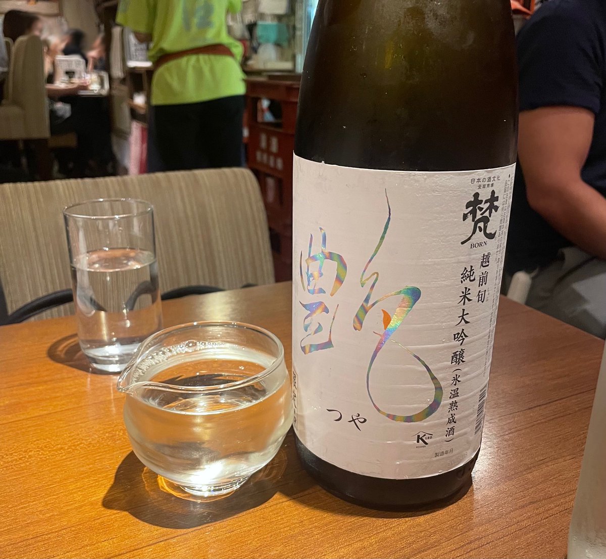 EGsaiyo_03's tweet photo. 先日は、前期表彰のお祝いで、日本酒が豊富なお店へ🍶（採用チーム3名それぞれ別部門で表彰いただきました🏆）
6種類の日本酒を堪能できて幸せでした😌✨ お料理も見た目からワクワクするものばかりで全部美味しかったです♪
今期もスタートして早2ヶ月。
さらにギアを上げて頑張ります！🔥
#日本酒 https://t.co/gWQ38yRzWN