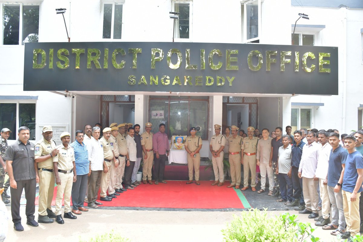 SP Sangareddy (@spsangareddy) on Twitter photo జాతిపిత మహాత్మా గాంధీ జయంతి సందర్భంగా సంగారెడ్డి జిల్లా పోలీసు కార్యాలయంలో గాంధీజీ చిత్రపటానికి పూలమాల వేసి ఘన నివాళులర్పించిన జిల్లా ఎస్పీ శ్రీ పరితోష్ పంకజ్ IPS గారు.
గాంధీజీ - “సత్యం, అహింస, సామరస్య తత్వాలు నేటికీ సమాజానికి మార్గదర్శకాలు”
 
#GandhiJayanti #SangareddyPolice జాతిపిత మహాత్మా గాంధీ జయంతి సందర్భంగా సంగారెడ్డి జిల్లా పోలీసు కార్యాలయంలో గాంధీజీ చిత్రపటానికి పూలమాల వేసి ఘన నివాళులర్పించిన జిల్లా ఎస్పీ శ్రీ పరితోష్ పంకజ్ IPS గారు.
గాంధీజీ - “సత్యం, అహింస, సామరస్య తత్వాలు నేటికీ సమాజానికి మార్గదర్శకాలు”
 
#GandhiJayanti #SangareddyPolice