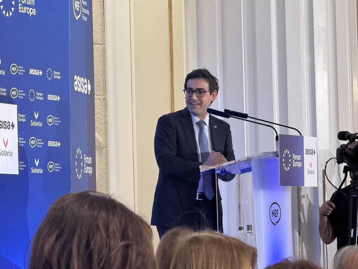 Con <a href="/steph_sejourne/">Stéphane Séjourné</a> vicepresidente de la <a href="/EU_Commission/">European Commission</a> y responsable de la Estrategia Industrial en <a href="/NewEconomyForum/">New Economy Forum</a> 

“El acuerdo comercial entre la UE y EEUU no es perfecto, pero había que evitar el no acuerdo y una escalada diplomática”