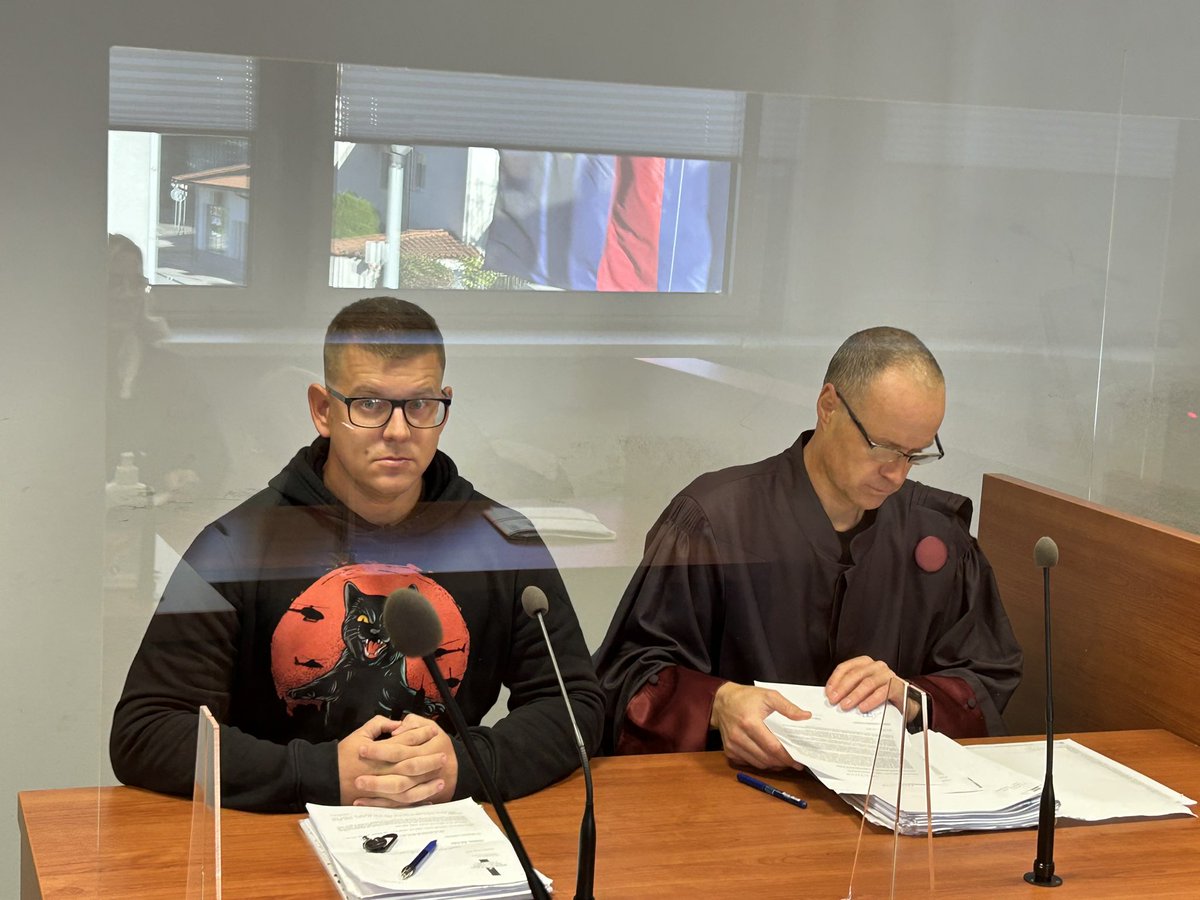 Policist Rok Prelaz iz Nove Gorice danes na sodišču, ker naj bi grozil sodelavki, mladi policistki, drugo policistko pa naj bi šikaniral v službi. Prelaz, ki zanika očitke je še vedno na istem delovnem mestu, mlada policistka pa na bolniški.@Vecer