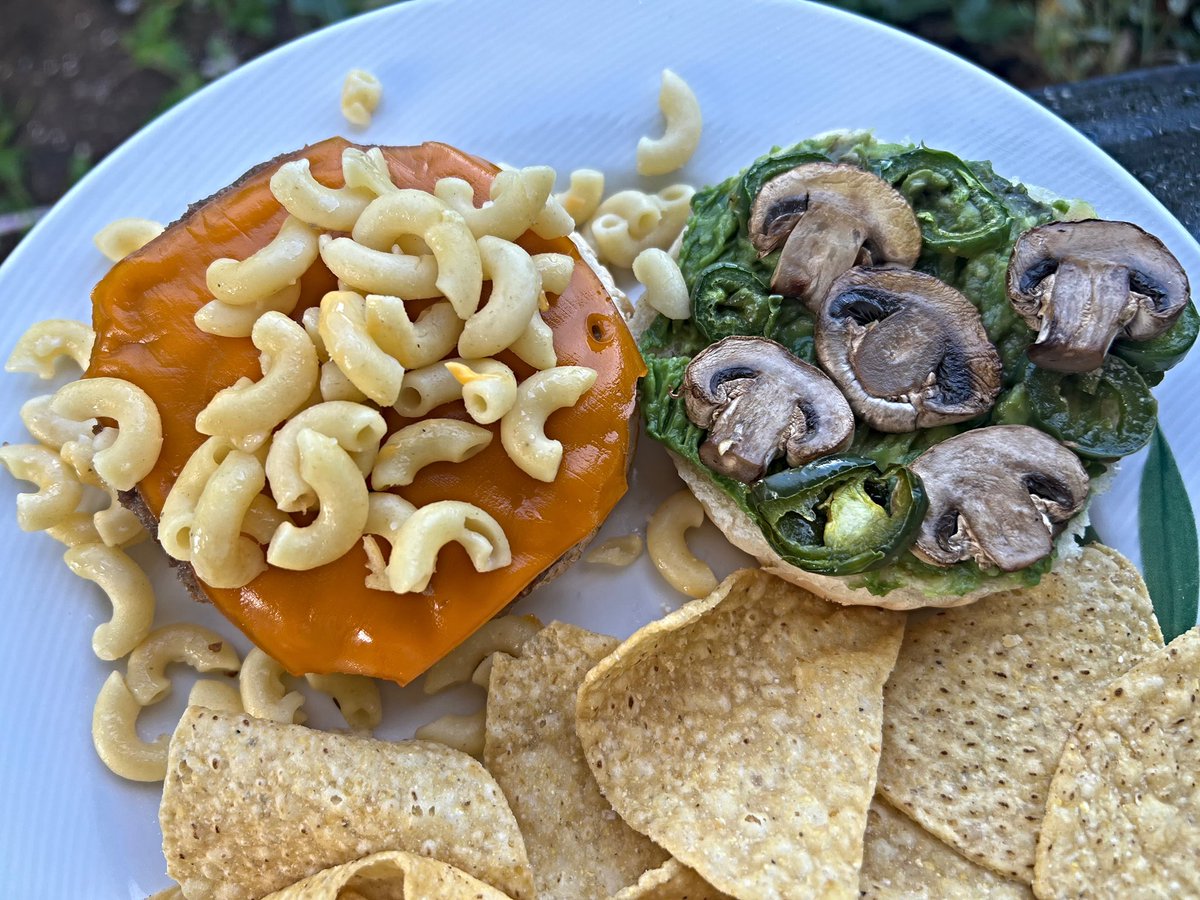Robotvirgin's tweet photo. Beyond Cheeze Burger with Vegan Mac & Avo, plus Chips!
.
.
#beyondburger #beyondmeat #veganburger #veganmeat #veganprotein #vaganmac #veganmacandcheese #vaganmacaroniandcheese #vegancheese #avocado #avocadolover #pasta #pastalover #vegan #veganfood #plantbased #veganism #govegan https://t.co/CkZmBXOaZz
