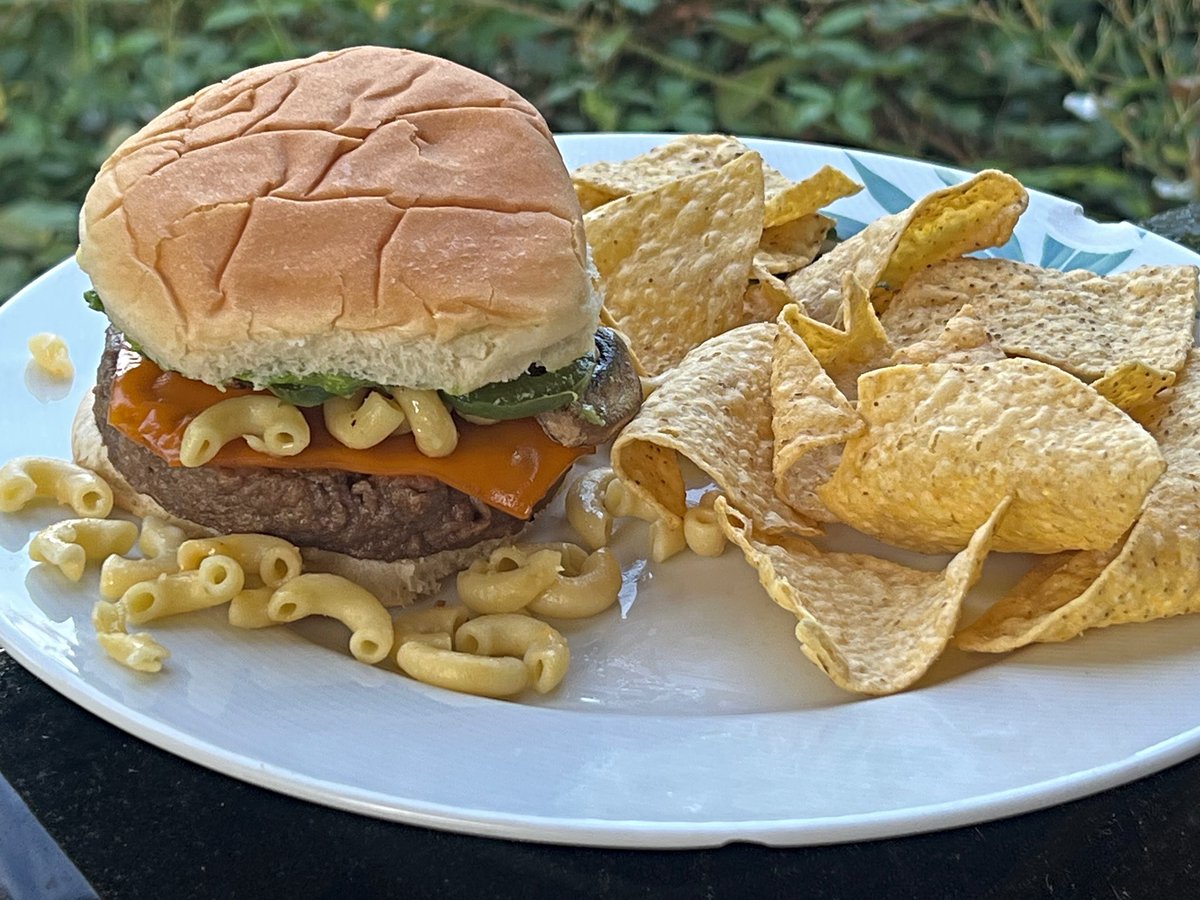 Robotvirgin's tweet photo. Beyond Cheeze Burger with Vegan Mac & Avo, plus Chips!
.
.
#beyondburger #beyondmeat #veganburger #veganmeat #veganprotein #vaganmac #veganmacandcheese #vaganmacaroniandcheese #vegancheese #avocado #avocadolover #pasta #pastalover #vegan #veganfood #plantbased #veganism #govegan https://t.co/CkZmBXOaZz