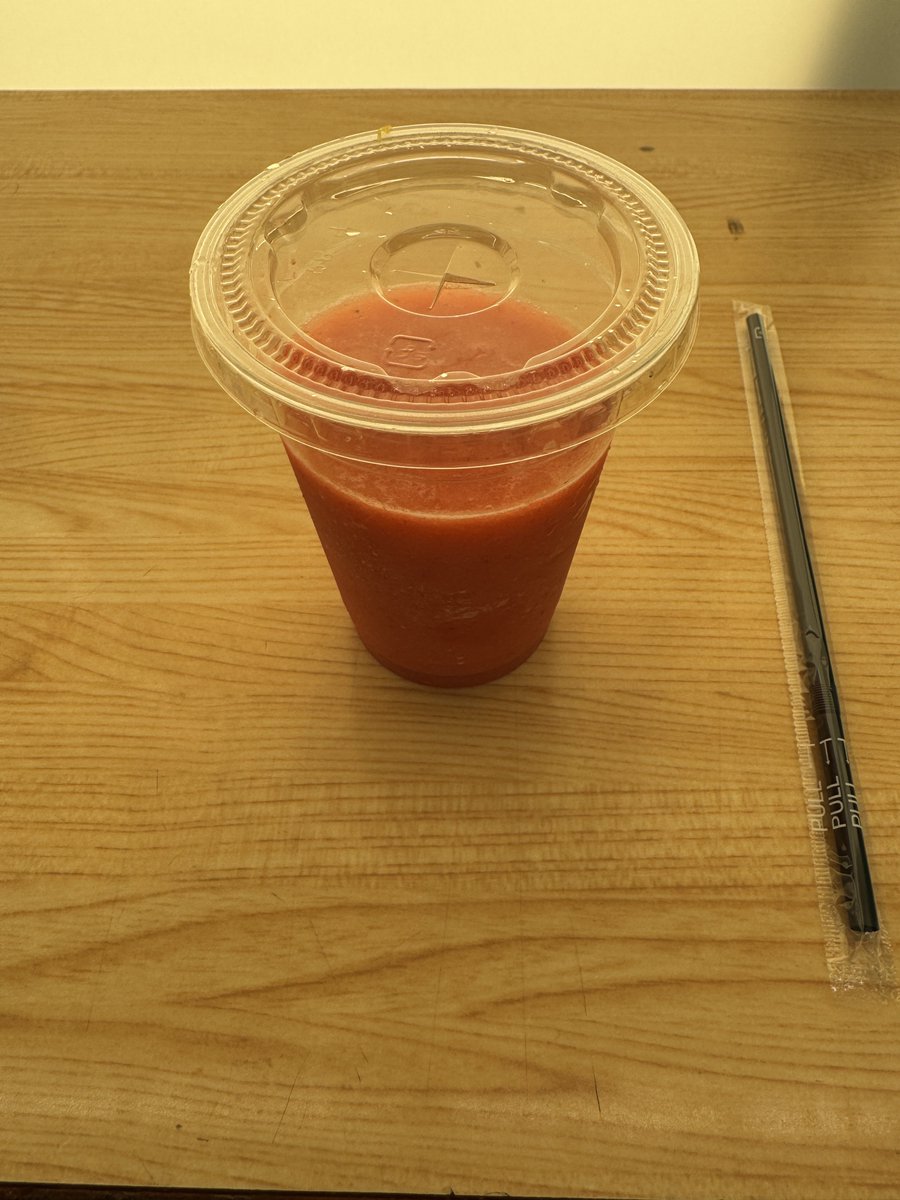 雨宿りしてるお店でお買い物して、いちごのスムージー休憩。めちゃくちゃ苺で美味しい。