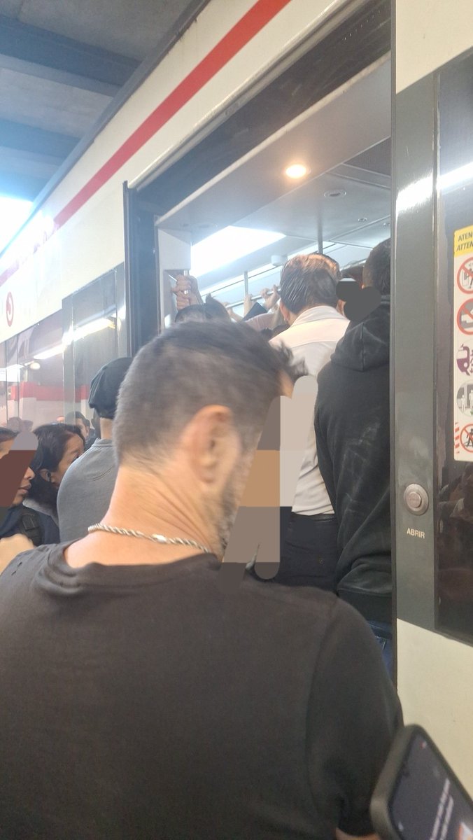 PPteVallecas's tweet photo. 🔴 Una historia real en 4 secuencias: andén repleto, tren abarrotado, empujador, viajeros sin poder subir. FIN de la toma 1.

Así, día tras día los vallecanos sufrimos en las cercanías.

#PedroSánchezCulpable
#ÓscarPuenteCulpable
#PuenteAbandonaPuente https://t.co/lrdtESsegT