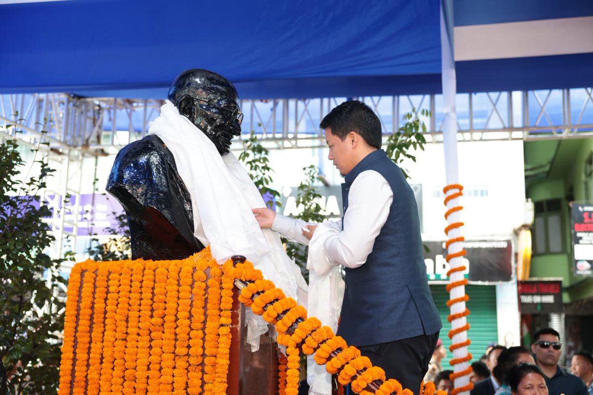 IndraHangSubba1's tweet image. Today, joined Hon’ble Governor Sh @OmMathur_Raj ji &amp;amp; Hon’ble CM Sh @PSTamangGolay ji in paying floral tribute on #GandhiJayanti.

Bapu’s ideals of truth, non-violence &amp;amp; Swaraj remain timeless. True freedom is self-reliance, responsibility &amp;amp; harmony. Let’s uphold his vision.…