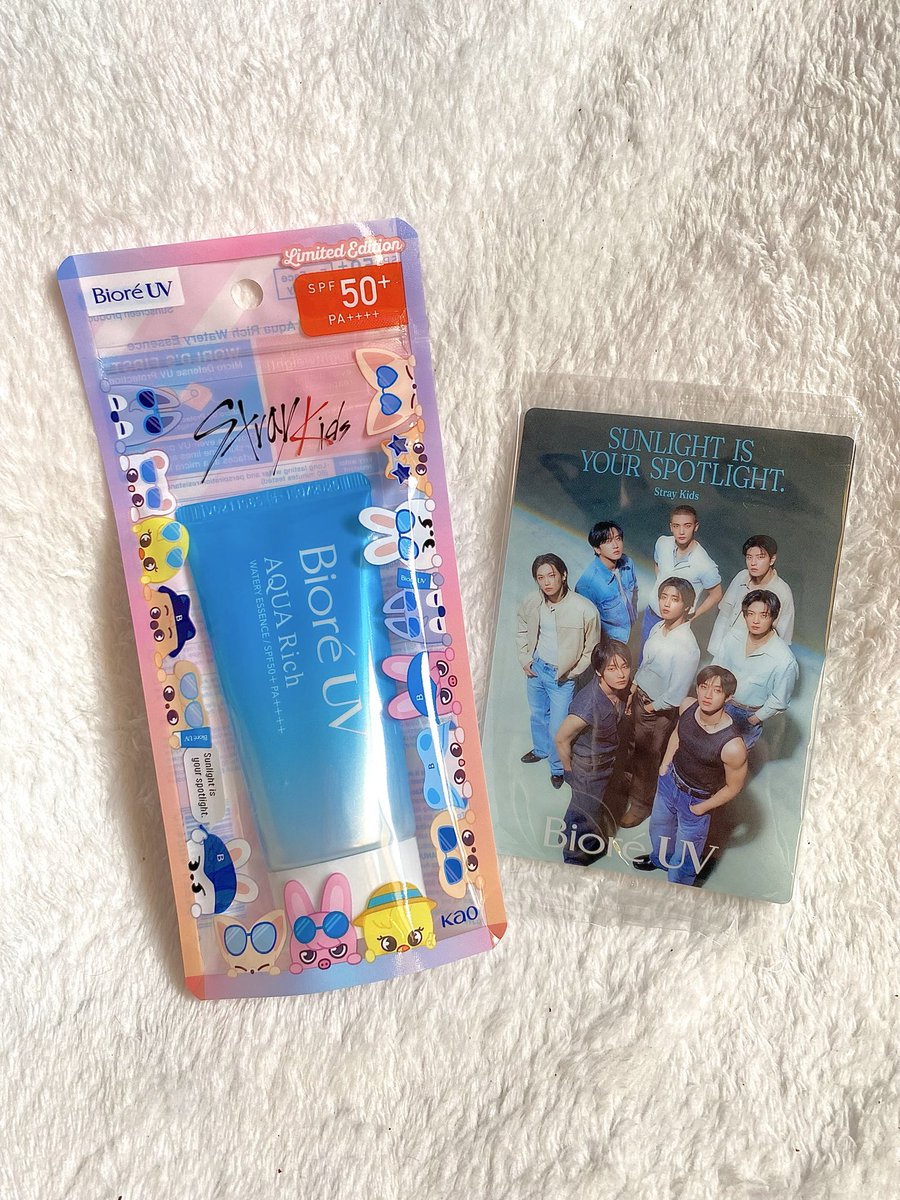 hi_yyongbok's tweet photo. look what came today! bioré x stray kids sunscreen comes with a clear card! ⛅️

#BiorePH #BioreUV #StrayKids #SKZ #SUNLIGHTISYOURSPOTLIGHT https://t.co/W5bbn3FW8K