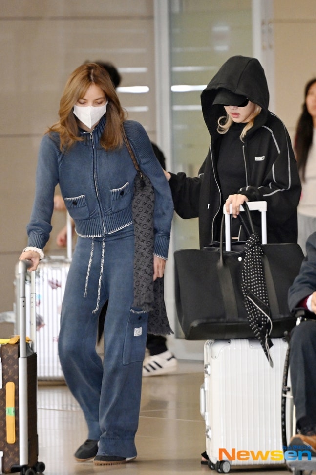 PHOTO】BLACKPINK リサ＆ロゼ、ファッションショーを終えてフランス