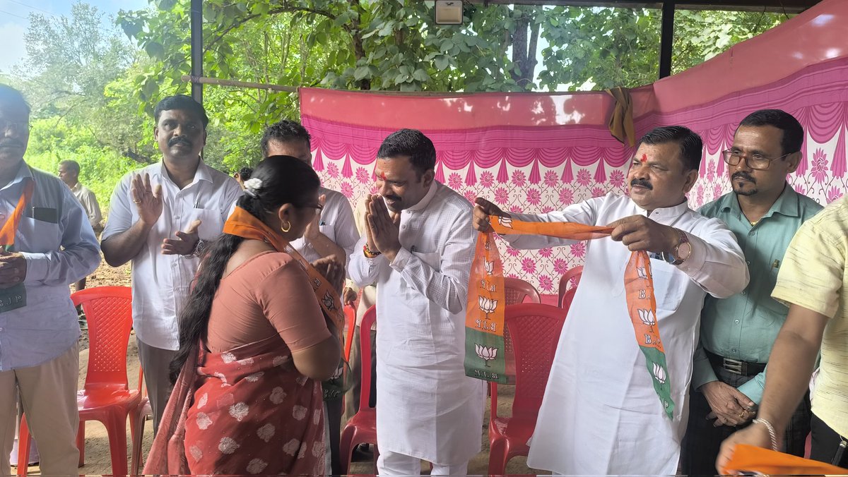 आज साई देवळी येथे श्री. संजय पाटील व गावातील मान्यवर ग्रामस्थांनी भारतीय जनता पार्टीमध्ये जाहीर प्रवेश करून पंतप्रधान मा. नरेंद्र मोदीजींच्या सबका साथ, सबका विकास या ध्येयास बळकटी दिली. 

या प्रवेशामुळे पक्षाची ताकद अधिक दृढ झाली असून स्थानिक पातळीवर विकासाचे नवे पर्व सुरू होईल